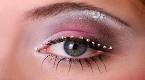 Büyük gözler isteyenler nasıl makyaj yapmalı?