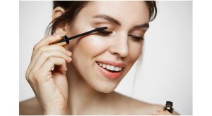 Dolgun Kirpikler ve Pürüzsüz Bir Ten