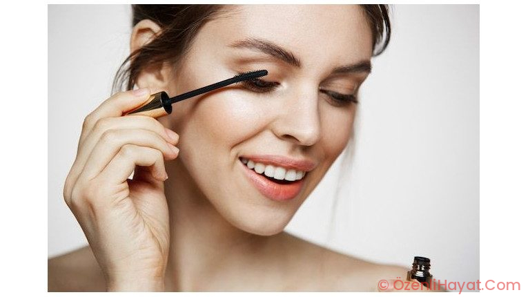 Dolgun Kirpikler ve Pürüzsüz Bir Ten