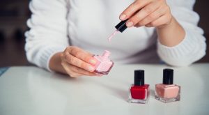 Kıyafete damlayan oje nasıl temizlenir? Kıyafete damlayan oje nasıl temizlenir?