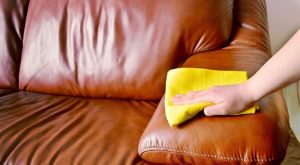 Koltuğa dökülen yapıştırıcıyı zarar vermeden nasıl temizlersiniz?