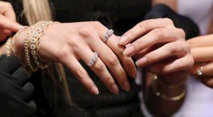 BİR SEVGİLİLER GÜNÜ KLASİĞİ: MÜCEVHER BİR SEVGİLİLER GÜNÜ KLASİĞİ: MÜCEVHER