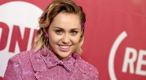 BLACK MIRROR DİZİSİNİN SÜRPRİZ OYUNCUSU BLACK MIRROR DİZİSİNİN SÜRPRİZ OYUNCUSU