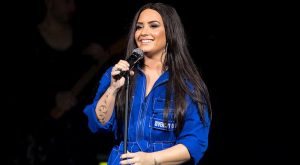 DEMI LOVATO TOPLUMSAL MEDYAYA ORTA VERİYOR