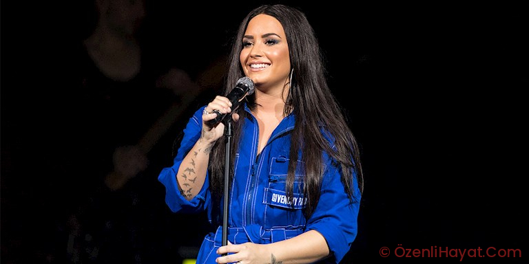 DEMI LOVATO TOPLUMSAL MEDYAYA ORTA VERİYOR