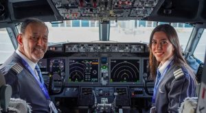 Gökyüzünde duygusal anlar: 45 yıllık pilot son uçuşunu kızıyla birlikte yaptı!