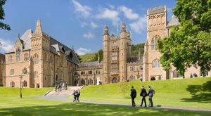 İNGİLTERE’NİN EN ESASLI OKULLARI ÇIRAĞAN’DA! İNGİLTERE’NİN EN ESASLI OKULLARI ÇIRAĞAN’DA!