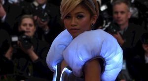 IŞIKLI KÜLKEDİSİ ZENDAYA