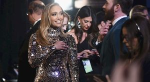 JENNIFER LOPEZ YIRTICI DESENLERİ YEPİSYENİ BİR BOYUTA TAŞIDI!