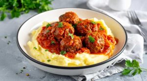Kalabalık sofralar için: Patates püresi yatağında soslu köfte tanımı
