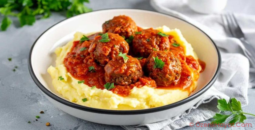 Kalabalık sofralar için: Patates püresi yatağında soslu köfte tanımı