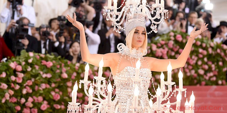 KATY PERRY’NİN HAYATINIZI AYDINLATACAK MET GALA TARZI KATY PERRY’NİN HAYATINIZI AYDINLATACAK MET GALA TARZI