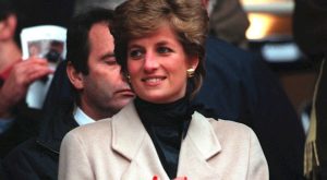 PRENSES DIANA’NIN EN ÇOK GİYDİĞİ KESİM AÇIK ARTIRMADA SATILDI