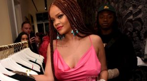 RIHANNA’NIN PESPEMBE PARTİ ELBİSESİ