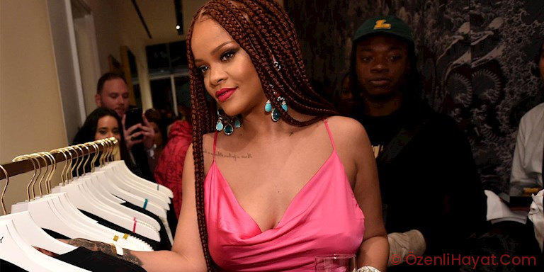 RIHANNA’NIN PESPEMBE PARTİ ELBİSESİ