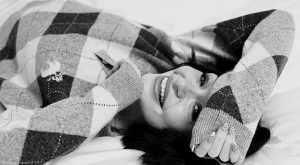 Sahnede Cesur Bir Anlatıcı, Kendisiyle Baş Başa Kaldığında Özgür Bir Ruh… Alya Şahinler