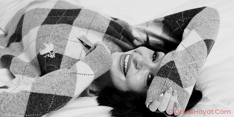 Sahnede Cesur Bir Anlatıcı, Kendisiyle Baş Başa Kaldığında Özgür Bir Ruh… Alya Şahinler Sahnede Cesur Bir Anlatıcı, Kendisiyle Baş Başa Kaldığında Özgür Bir Ruh… Alya Şahinler