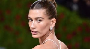 Sessiz lüks yüzünüze yansısın: Old money kombinler için makyaj stili