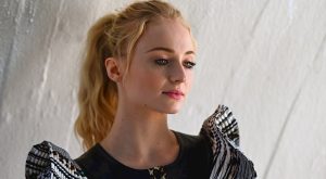 SOPHIE TURNER’IN  LOUIS VUITTON İMZALI GÜMÜŞ GELİNLİĞİ