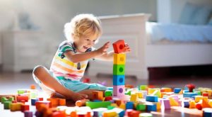 Yeni kuşağı ebeveynlikte yeni adım: Az oyuncak çok oyun trendi süratle yayılıyor!