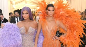 2020 MET GALA ERTELENDİ!
