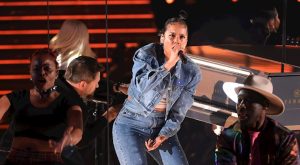 ALICIA KEYS’İN “UNDERDOG” PERFORMANSI İZLEYİCİLERİ BÜYÜLEDİ