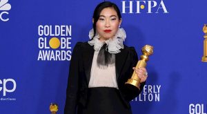 AWKWAFINA ALTIN KÜRE TARİHİNE GEÇTİ