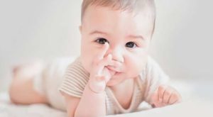 Bebeğinizi parmak emme alışkanlığından nasıl kurtarabilirsiniz?