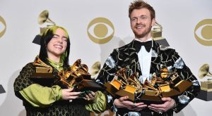 BILLIE EILISH YENİ JAMES BOND SİNEMASININ MÜZİĞİNİ PAYLAŞTI!