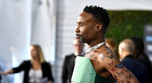 BILLY PORTER’IN KELEBEK DÖVMELİ KIRMIZI HALI GÖRÜNÜMÜ