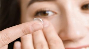 Bir şey olmaz deyip geçmeyin: Lensle uyumak gözü oksijensiz bırakıyor!