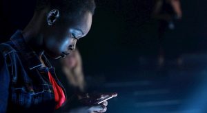 CİLDİNİZİ MAVİ IŞIKTAN KORUYUN