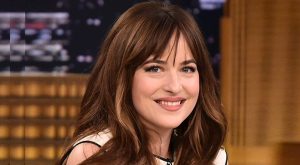 DAKOTA JOHNSON’IN DİŞLERİNDEKİ DEĞİŞİM