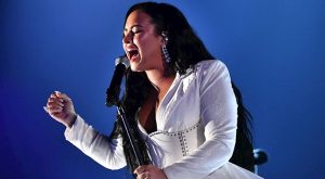 DEMI LOVATO’NUN AYAKTA ALKIŞLANAN GRAMMY PERFORMANSI