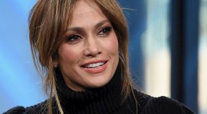 JENNIFER LOPEZ, AYAKKABI KOLEKSİYONU LANSMANINI KONUTTAN YAPTI