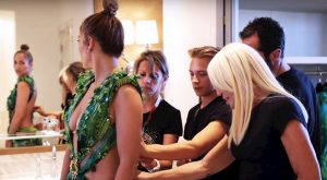 JENNIFER LOPEZ VERSACE DEFİLESİ’NDEN ÖZEL KARELER PAYLAŞTI