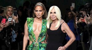 JLO VERSACE’NİN İLKBAHAR KAMPANYASININ YÜZÜ OLDU