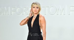 KARŞINIZDA YENİ SAÇLARI İLE MILEY CYRUS!