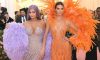 KENDALL VE KYLIE JENNER YENİ BİR MAKYAJ KOLEKSİYONU İÇİN BİR ORTADA