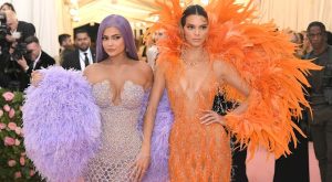 KENDALL VE KYLIE JENNER YENİ BİR MAKYAJ KOLEKSİYONU İÇİN BİR ORTADA