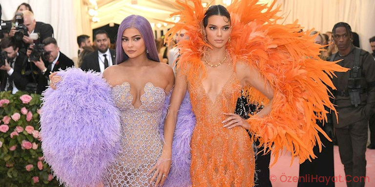 KENDALL VE KYLIE JENNER YENİ BİR MAKYAJ KOLEKSİYONU İÇİN BİR ORTADA