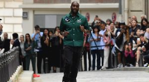 LOUIS VUITTON SEZONSUZ DEFİLE MODELİNE GEÇİYOR