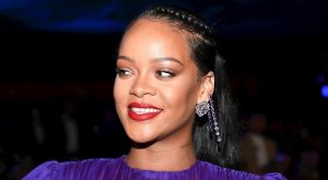 RIHANNA ŞİDDET MAĞDURU BAYANLARA YARDIM EDİYOR!