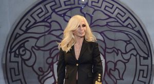 VERSACE CORONA VİRÜSÜ İÇİN BAĞIŞ YAPMA KELAMI VERDİ