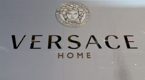 VERSACE HONG KONG TİŞÖRTLERİ İÇİN ÖZÜR DİLEDİ