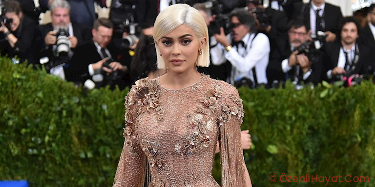 2020’NİN EN ÇOK KAZANAN YILDIZI KYLIE JENNER OLDU 2020’NİN EN ÇOK KAZANAN YILDIZI KYLIE JENNER OLDU