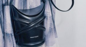 ALEXANDER MCQUEEN CURVE BAG İLE TANIŞIN