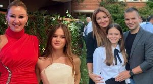 Anne-kız ödül merasiminde: Pınar Altuğ’un kızı Su Atacan hoşluğuyla büyüledi!
