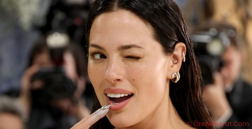 Ashley Graham's Spray-Painted Met Gala Nails Are an Actual Work of Arka Ashley Graham's Spray-Painted Met Gala Nails Are an Actual Work of Arka