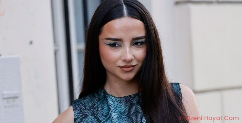 Blue Eye Shadow Is the Y2K Trend to Revisit This Spring Blue Eye Shadow Is the Y2K Trend to Revisit This Spring